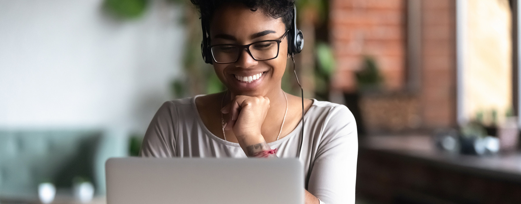 How to Drive Online - Girl with Laptop