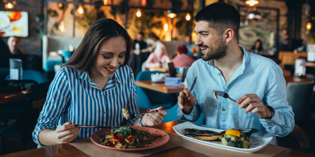 couple eating at restaraunt
