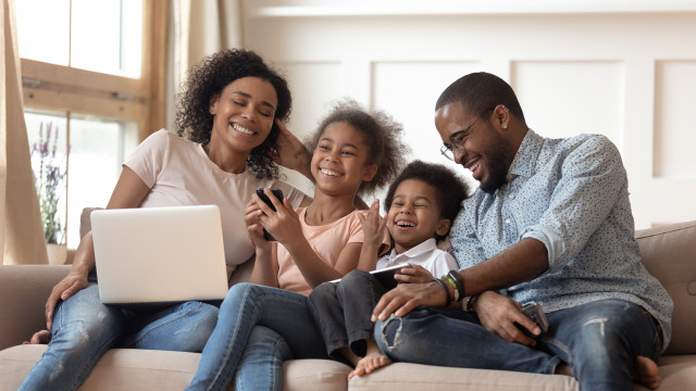 travel-insurance-family-laptop